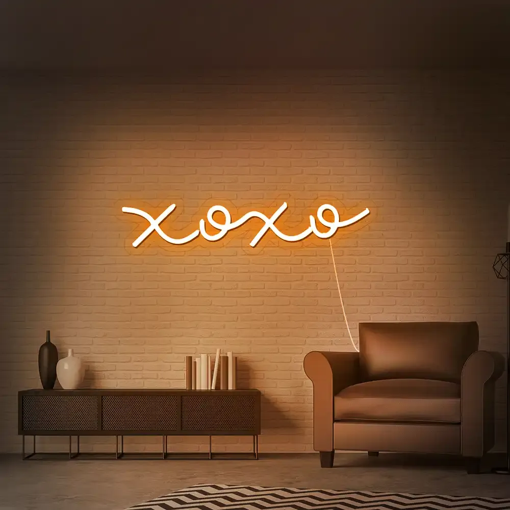Estilo de rotulación interior cálido mostrado en un ambiente de sala de estar